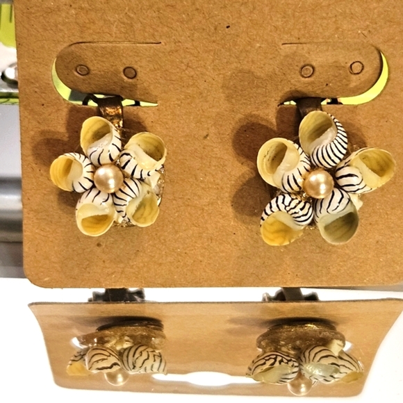 Vintage 40s Shell and Pearl Clip On Earrings - Picture 4 of 5